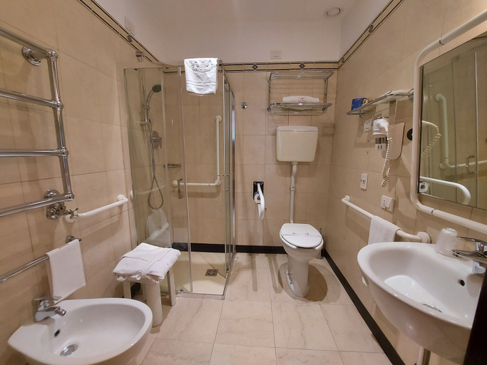 Bathroom 5, Phi Hotel Bologna, Bologna