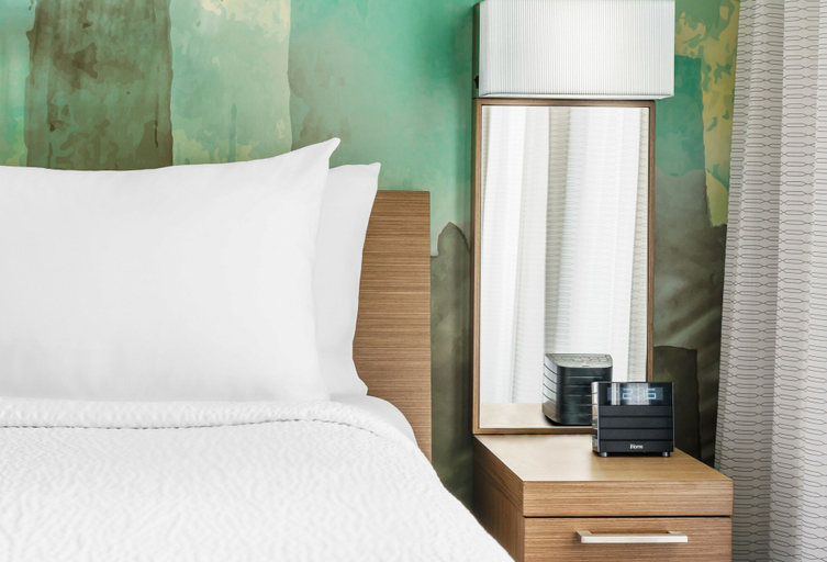 Bedroom 4, Courtyard by Marriott Chicago Magnificent Mile, Cook