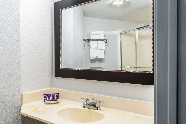 Bathroom 4, Americas Best Value Inn Searcy, White