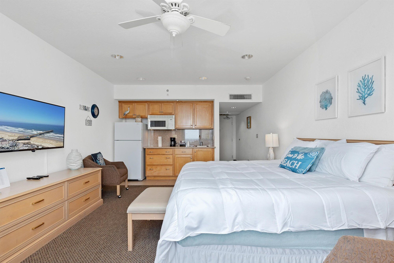 Bedroom 2, Beach House Inn & Suites, San Luis Obispo