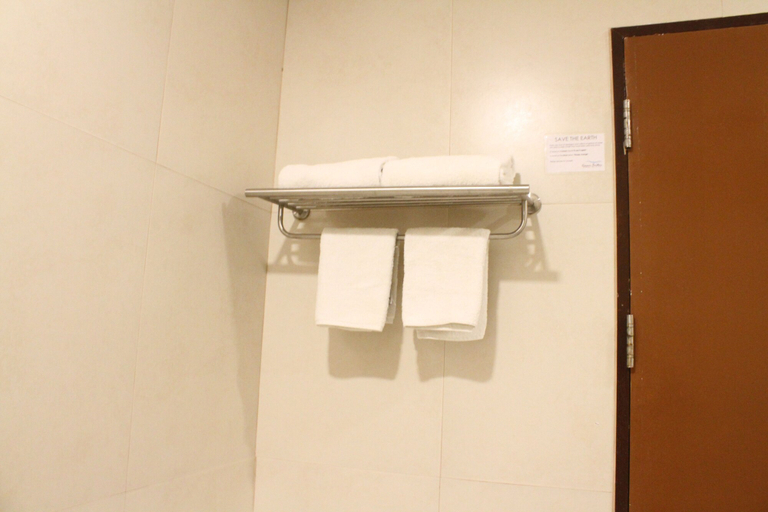 Bathroom 4, Ocean Suites Boutique Hotel, Tagbilaran City