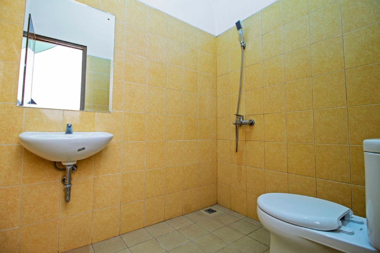 Bedroom 3, RedDoorz Syariah near Mercu Buana University, West Jakarta