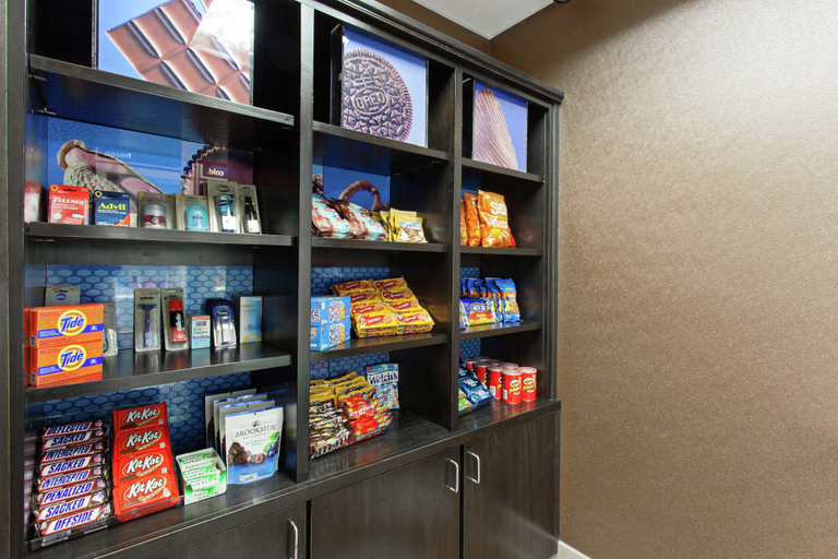 Food & Drinks 5, Hampton Inn & Suites Fresno-Northwest, Fresno