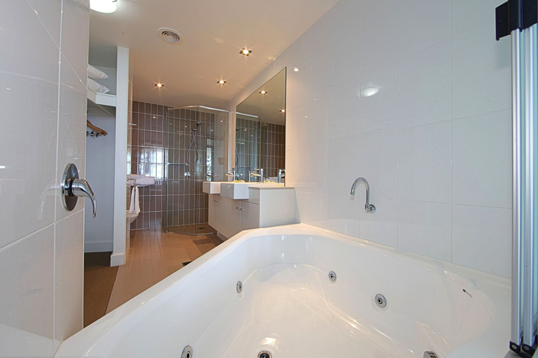 Bathroom 4, Manta Bargara Resort, Burnett - Pt A