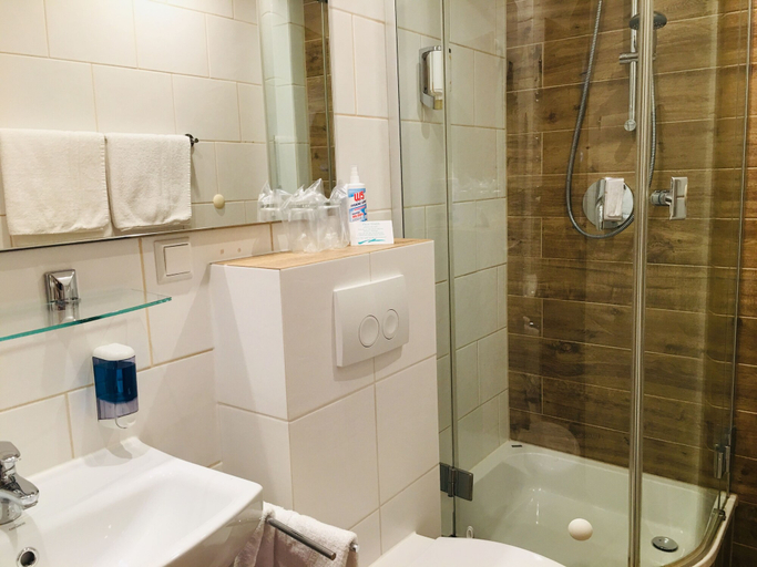 Bathroom 4, Schwarzwald- Hotel Kräutle, Breisgau-Hochschwarzwald