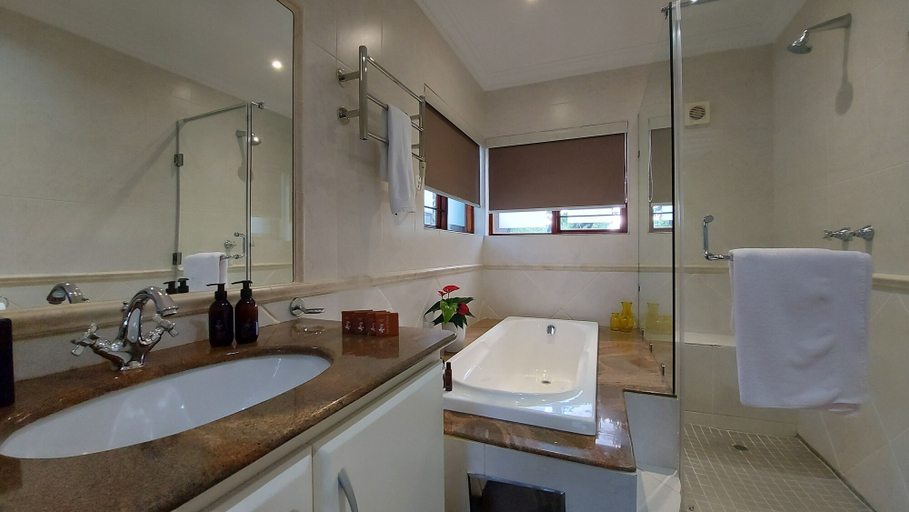 Bathroom 4, Matumi Golf Lodge, Ehlanzeni