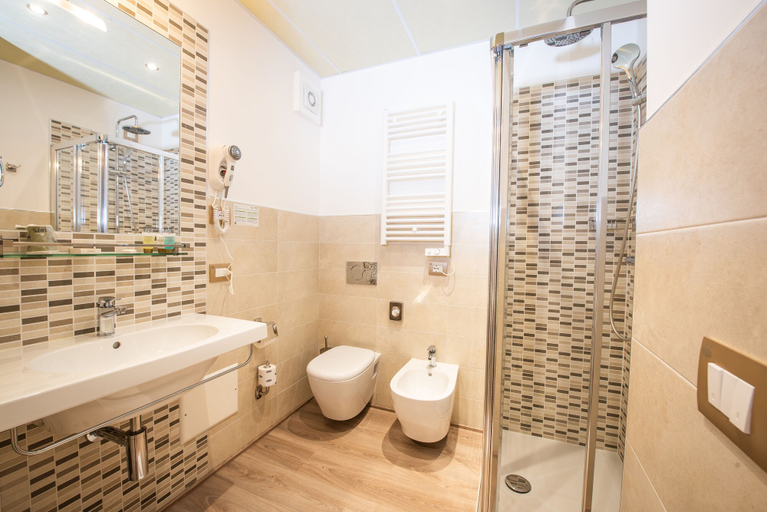Bathroom 5, Hotel Rosa, Verbano-Cusio-Ossola