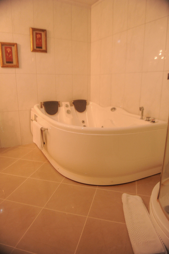 Bathroom 4, Tranquility Cove