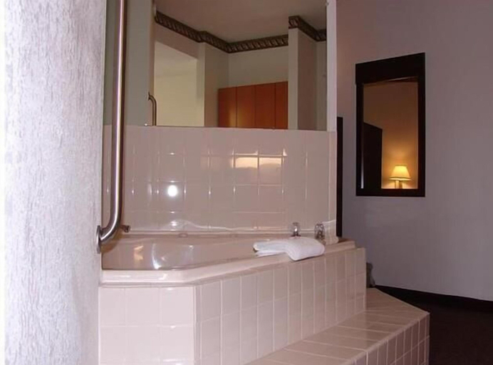 Bathroom 3, Red Carpet Inn Chambersburg, Franklin
