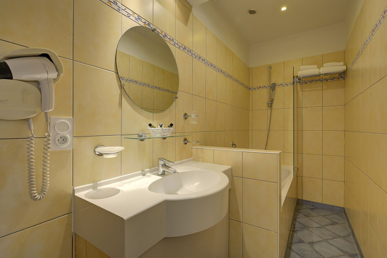 Bathroom 5, La Villa des Consuls, Dordogne