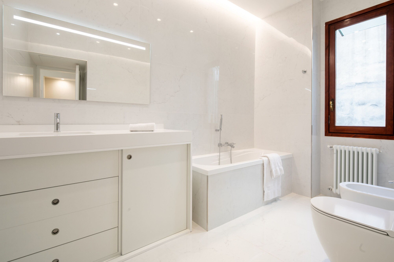Bathroom 3, Ponte Vecchio White by Mmega, Florence