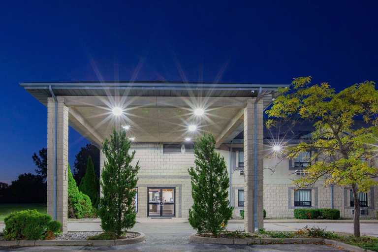 Exterior & Views 2, Super 8 by Wyndham Ambassador Bridge Windsor ON, Essex