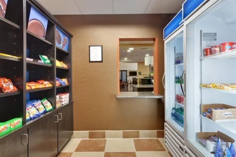 Food & Drinks 5, Hampton Inn & Suites Fresno-Northwest, Fresno
