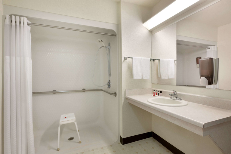 Bathroom 4, Travelodge by Wyndham Belen, Valencia
