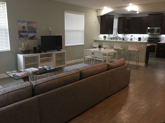 Food & Drinks 3, 4 Bedroom Home by Ideal Experience VR, Broward