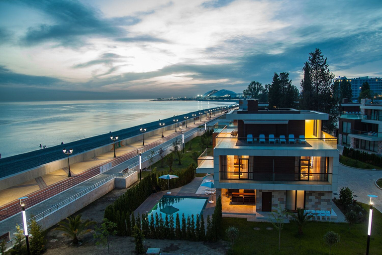 Exterior & Views