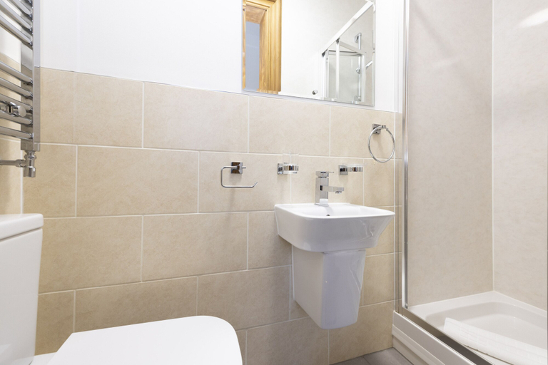 Bathroom 4, JOIVY 5 Bedroom Apt Near Meadows & George Square, Edinburgh