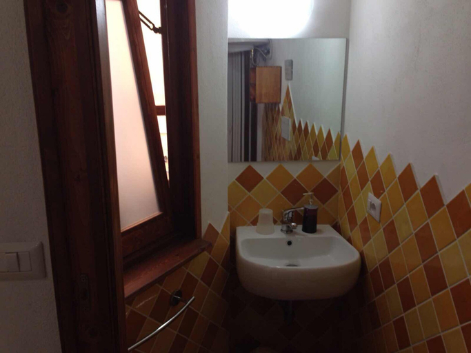 Bathroom 5, Aigua, Sassari