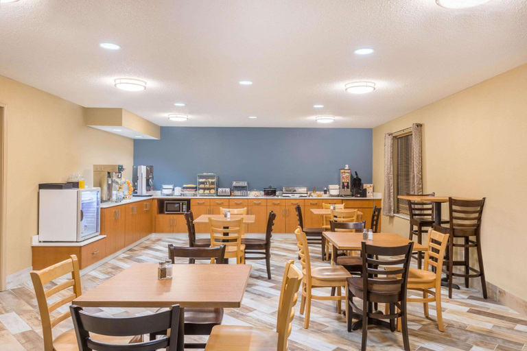 Food & Drinks 5, AmericInn by Wyndham Prairie du Chien, Crawford