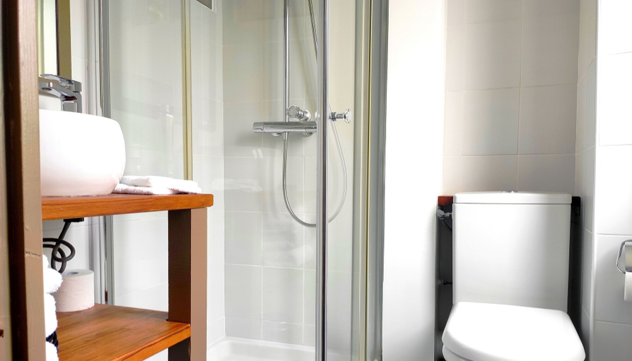 Bathroom 5, L'Hostalet, Pyrénées-Orientales