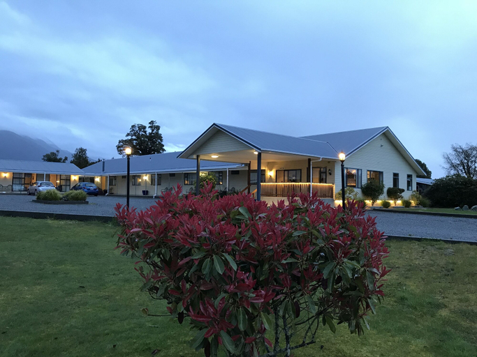 Exterior & Views 2, High Peaks Hotel, Westland
