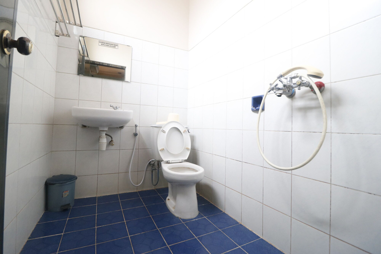 Bathroom 4, RedDoorz Plus @ Jalan Raden Intan Lampung (permanently closed), Bandar Lampung