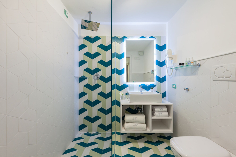 Bathroom 5, Sorrento Flats, Napoli