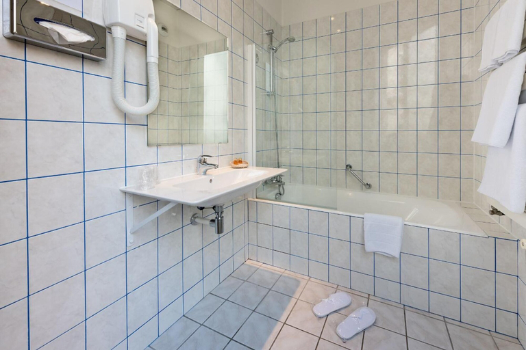 Bathroom 4, Hotel Peyris Opera, Paris