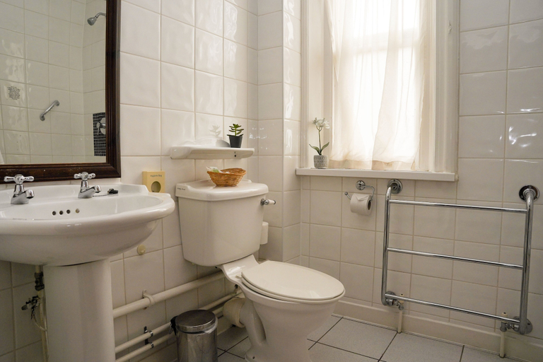 Bathroom, Hotel Samrat, Jabalpur