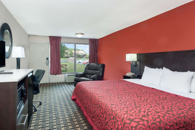 Bedroom 3, Days Inn by Wyndham Cullman, Cullman
