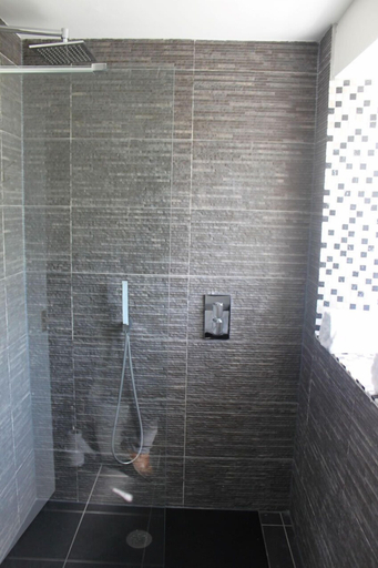 Bathroom 3, The Manifold Inn, Staffordshire