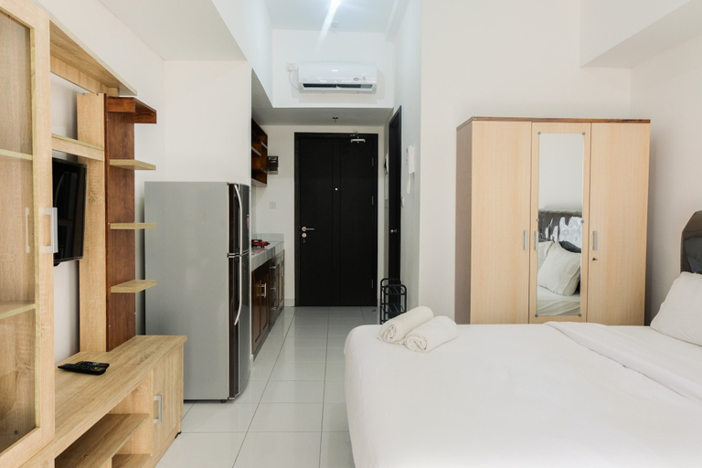 Bedroom 4, Comfortable and Spacious Studio Casa De Parco Apartment By Travelio, Tangerang