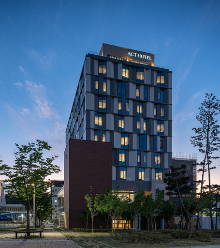 ACT Tourist Hotel, Dong