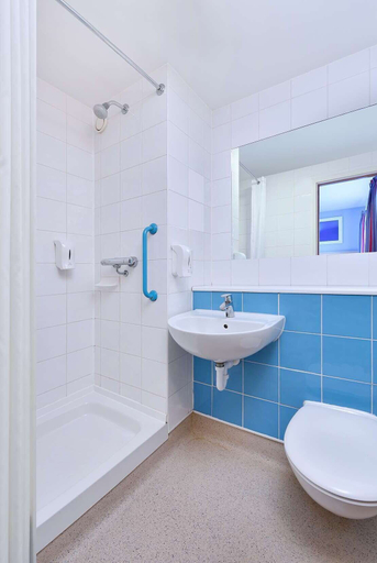 Bathroom 4, Travelodge Birmingham Central Broadway Plaza, Birmingham