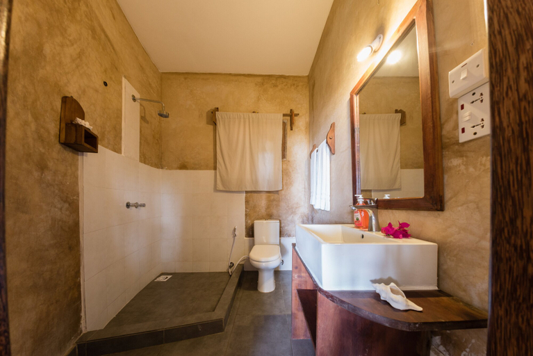 Bathroom 4, Zan View Hotel, Kaskazini 'B'