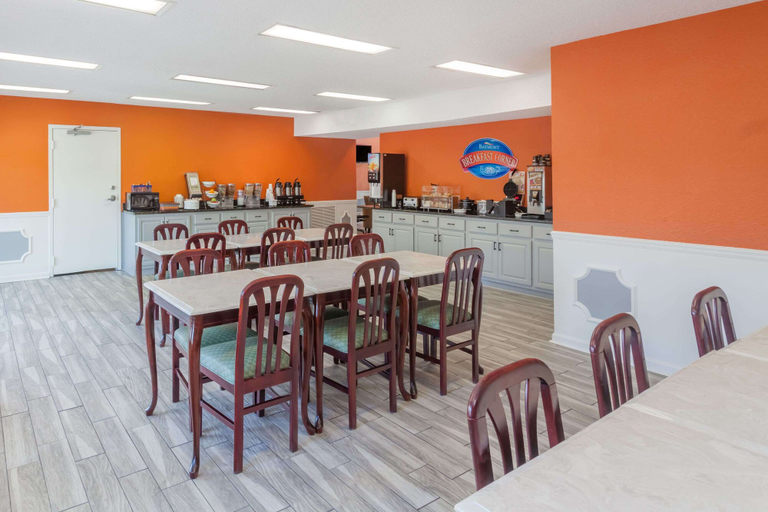 Food & Drinks 5, Baymont by Wyndham Florence/Muscle Shoals, Lauderdale