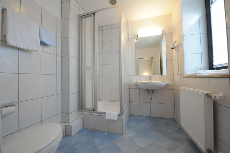Bathroom 4, Hotel Heldt Dependance, Bremen