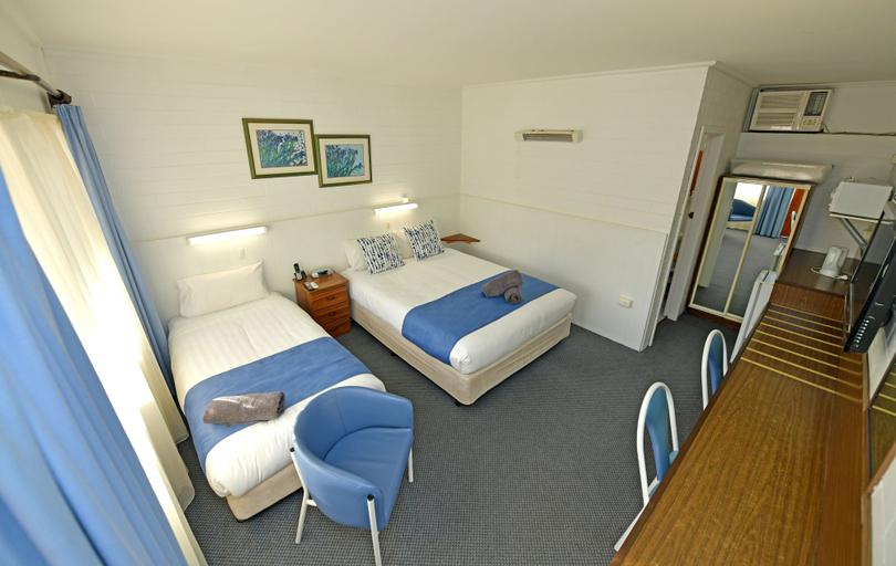 Bedroom 2, Sturt Motel, Balranald