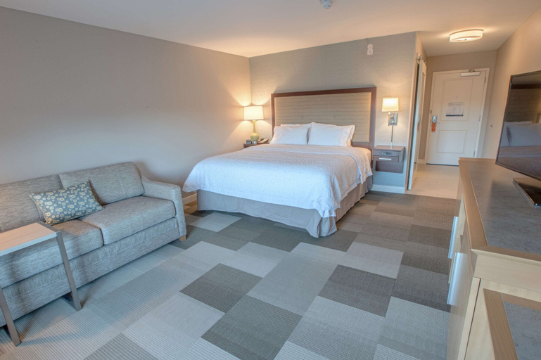Bedroom 3, Hampton Inn by Hilton Amesbury, Essex