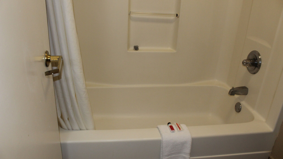 Bathroom 4, Super 8 by Wyndham Mobile/Tillmans Corner, Mobile