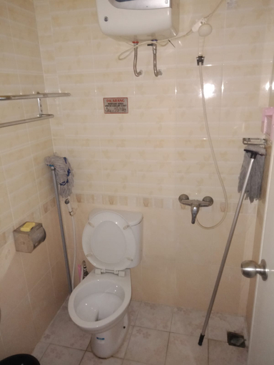 Bathroom, Apartemen Mutiara Bekasi by HAROOM, Bekasi