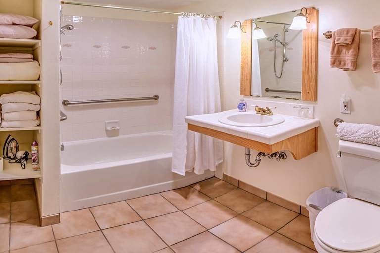Bathroom, Oak Hideaway Cottage- 1.5 Blocks to OSF, Jackson