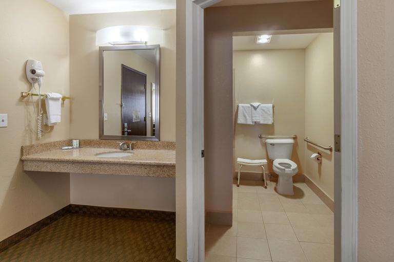 Bathroom 4, Quality Inn Ontario, Malheur