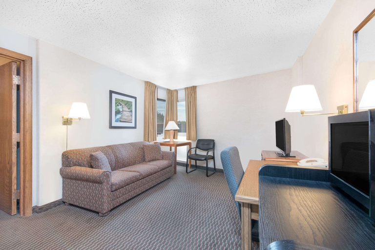 Bedroom 3, Days Inn by Wyndham West Rapid City, Pennington
