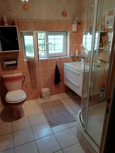 Bathroom 5, Chambre dans une maison pleine de vie, Yvelines