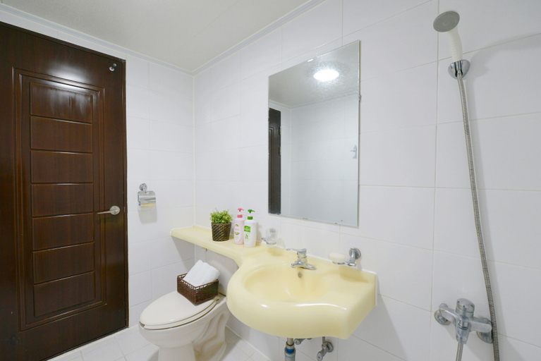 Bathroom 3, Yein, Taean