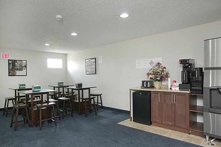 Food & Drinks 5, Travelodge by Wyndham Wetaskiwin, Division No. 11