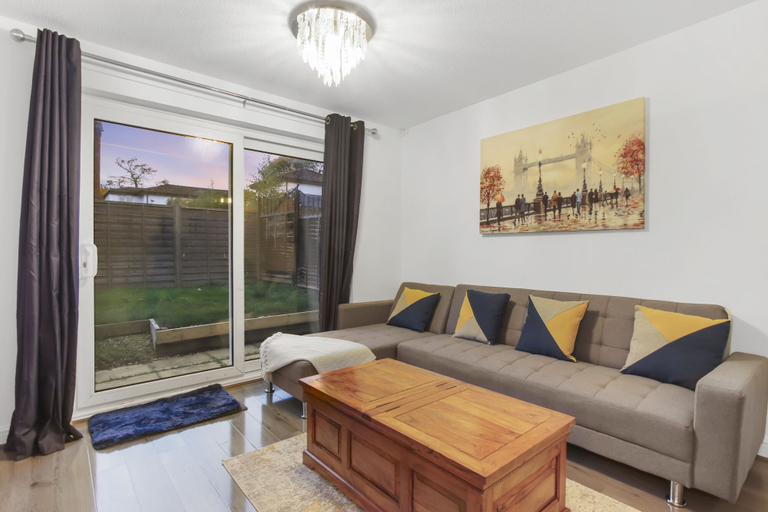 Others 4, Inviting 2-bed House in Milton Keynes - Netflix, Milton Keynes