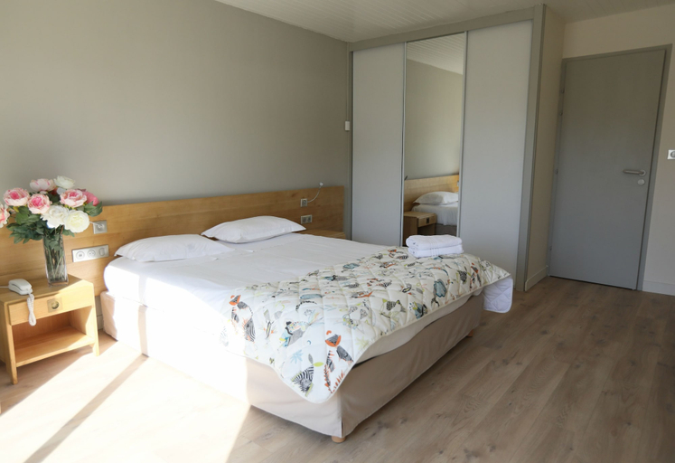 Bedroom 3, Hotel Les Grenettes, Charente-Maritime