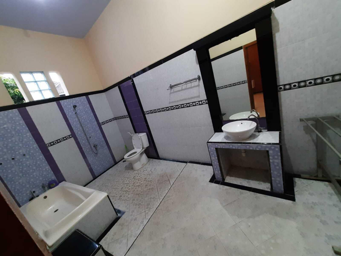 Bathroom, 999 KHS 2 Homestay, Banyuwangi